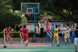 我校第十三届“五四杯”篮球赛正式开赛